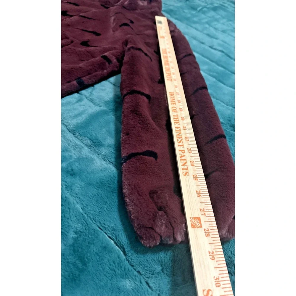 Nike Women Size Small Plush Printed Faux Fur Jacket‎ Burgundy Crush & Black
